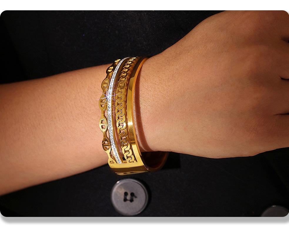 Dubai Bestseller: Exquisite Rhinestone-Studded NK Chain Bracelet with Day-Character Buckle, 18k Gold-Plated Titanium Steel, Light Luxury Style.