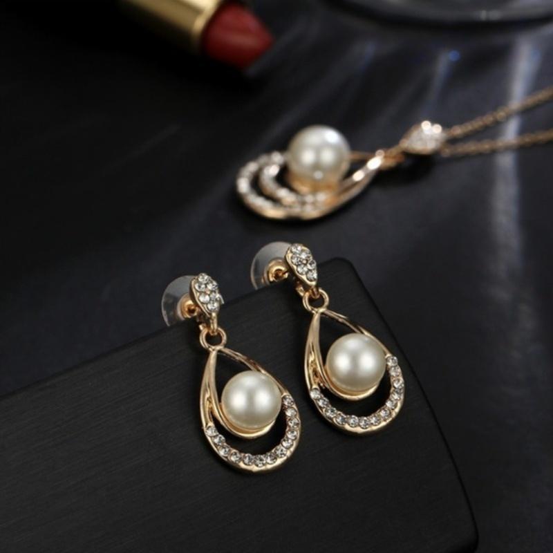Three-piece set, including a luxurious and elegant minimalist waterdrop design necklace and matching earrings, perfect as a wedding jewelry gift