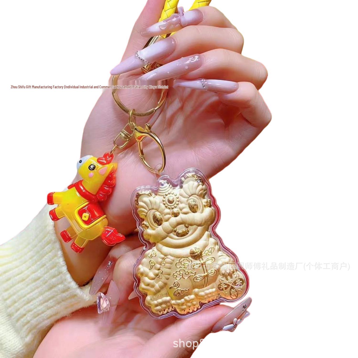 Ключница-подвеска  Пробуждающийся Лев  из цельного золота - Подарок в китайском стиле для привлечения богатства #02 Yellow Waking Lion Pendant Gift Box