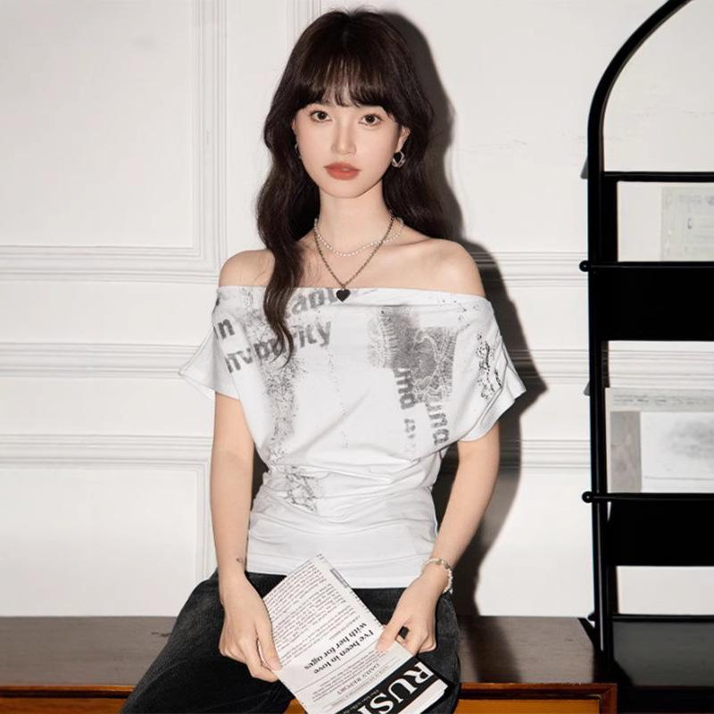 Women's Slim-Fit Spicy Girl One-Shoulder Letter Print Top, Short Sleeve, Fake Two-Piece, Perfect for Summer Commutes.