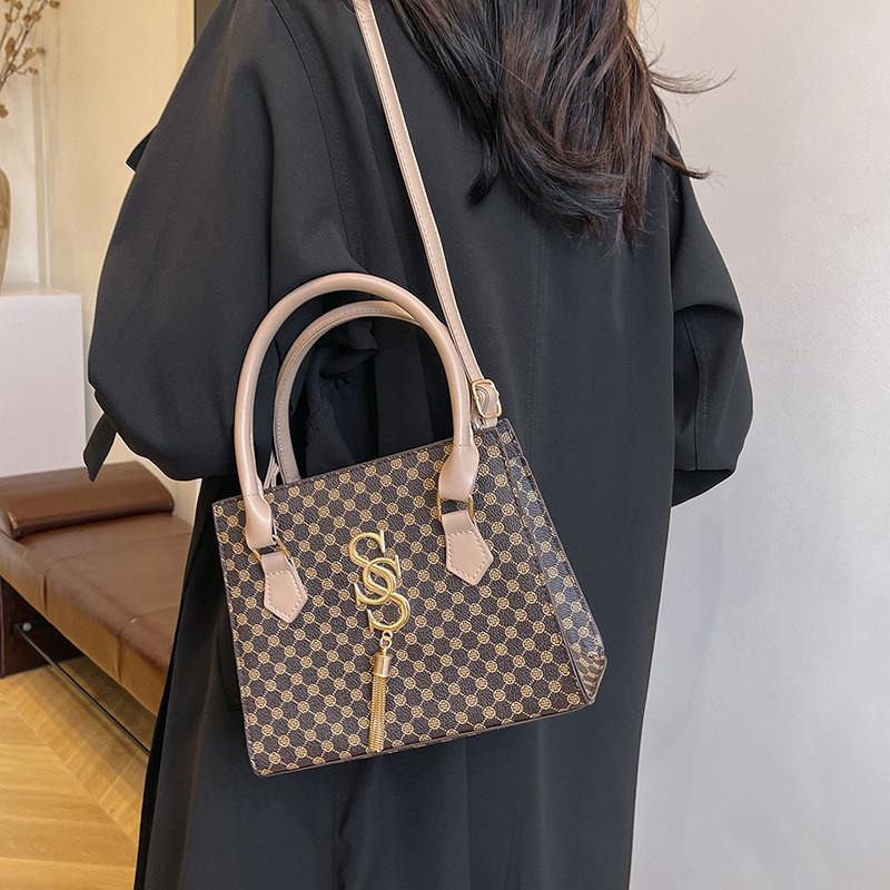 Stylish Retro Checkered Handbag With Elegant Pu Material And Soft Structure For Daily Use