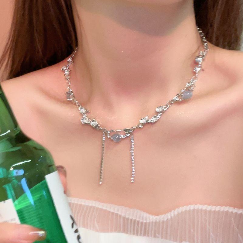 Niche high-end moonstone necklace women's new sweet and cool personality versatile design sense pure desire collarbone chain