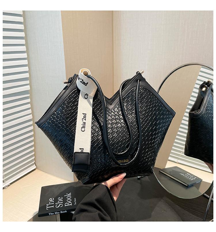 

Niche design streamer large-capacity commuter bag tote bag 2025 new trendy fashion versatile simple shoulder bag чорний