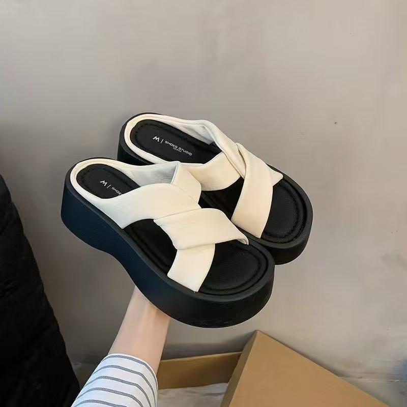 Muffin Thick-bottomed Cool Slippers Women's Summer Wear 2025 New Versatile Internet Celebrity Fashion High-end Beach Slippers