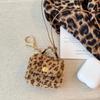 Ciondolo e Collana in Pelle con Stampa Leopardo: Moneta, Auricolare, Custodia per Occhiali e Catena per Maglione – Ornamento di Lusso.