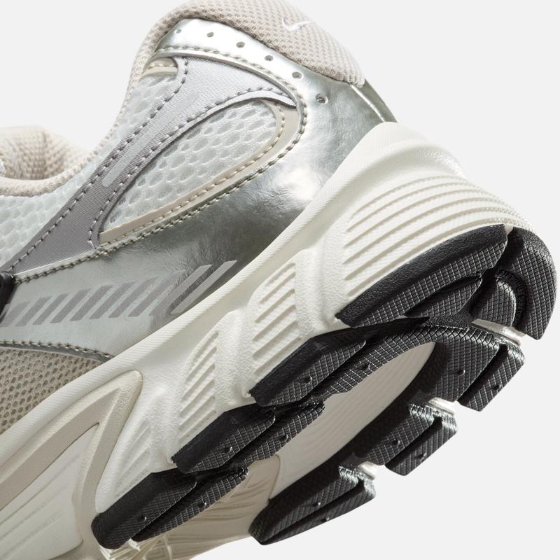 Nike Women's Breathable Retro Running Shoes with Reflective Decorations for Spring - Lightweight, Spring-Style Sneakers - Model Number: RNR HQ7901