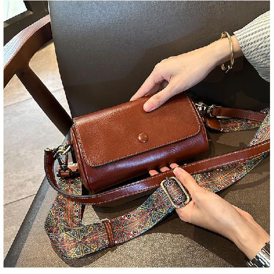 Vintage Commuter Phone Bag for Women, Crossbody, 2025 New Spring/Summer Fashion, Unique and Versatile Small Bag