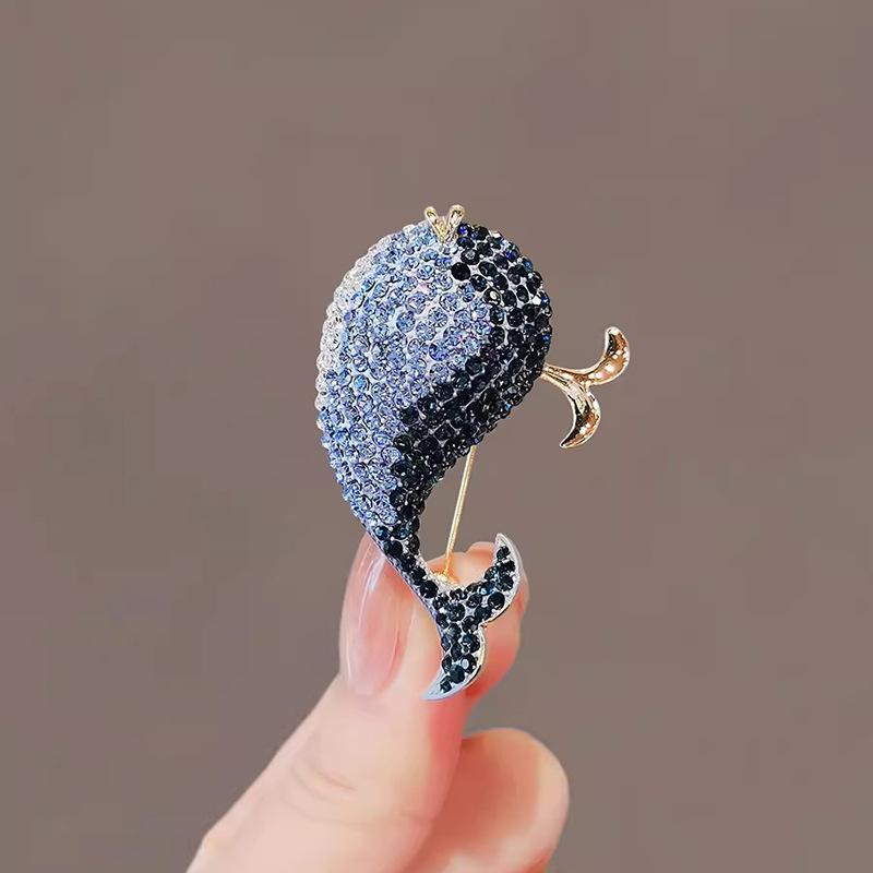 Spilla carina a forma di balena blu, design femminile, spilla di nicchia, spilla di animali marini di alta qualità, accessori per abiti da temperamento