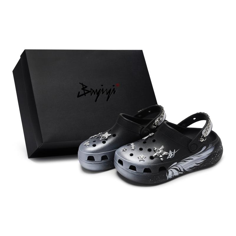 

Crocs Classic сабо 811 Сделано Невидимые Крылья Специальный Чехол для Обуви Милый Крутой Звезда Бант Металлическая Подвеска Отверстия Обувь Унисекс Черный и Серебристый 38-39