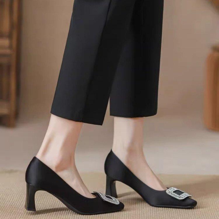 Dicker Absatz eckiger Kopf High Heels Feenschuhe mit Rock 2025 Herbst neue Ein-Pedal Temperament Einzelne Schuhe leichte Mundschuhe