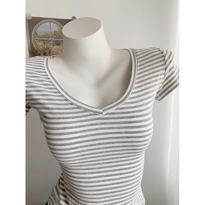 Ein neues gestreiftes Kurzarm-T-Shirt für Damen im Sommer, ein retro, figurbetonendes, sexy und unschuldiges kurzes Oberteil für heiße Mädchen