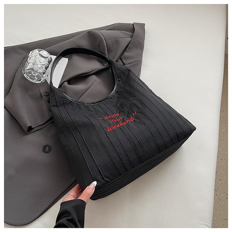 

2025 Новая весенняя сумка-тоут для прогулок, женская, большой вместимости, нишевый дизайн, для通勤, высококлассная, универсальная, на одно плечо, подмышечная сумка чёрный