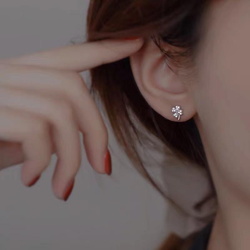 Four-Leaf Clover Diamond Stud Earrings for Women, New Summer Niche Design, Influencer-Approved for Douyin and Kuaishou.
