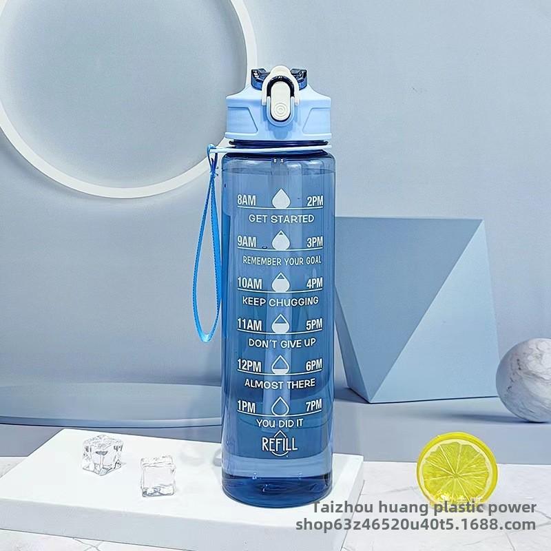 

Портативная спортивная бутылка для воды 750 мл с ремнем для переноски с трубочкой, герметичная бутылка для спортзала, открывается одним щелчком для занятий фитнесом 750ml синий