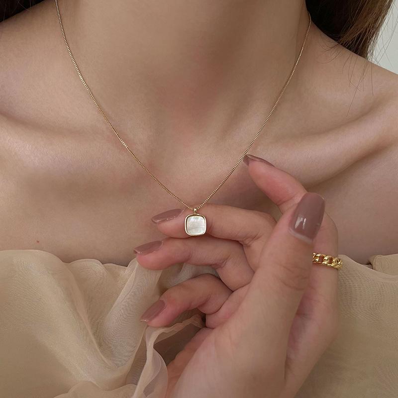 Kadın Parti Düğün Moda Takı Yaka Aksesuarları için Kore Hafif Lüks Zincirli Choker Küçük Kare Kabuk Uçlu Kolye