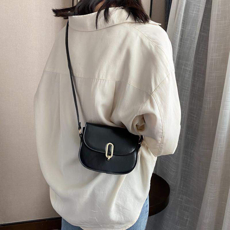 2021 Stylish Women’s Textured Shoulder & Crossbody Saddle Bag