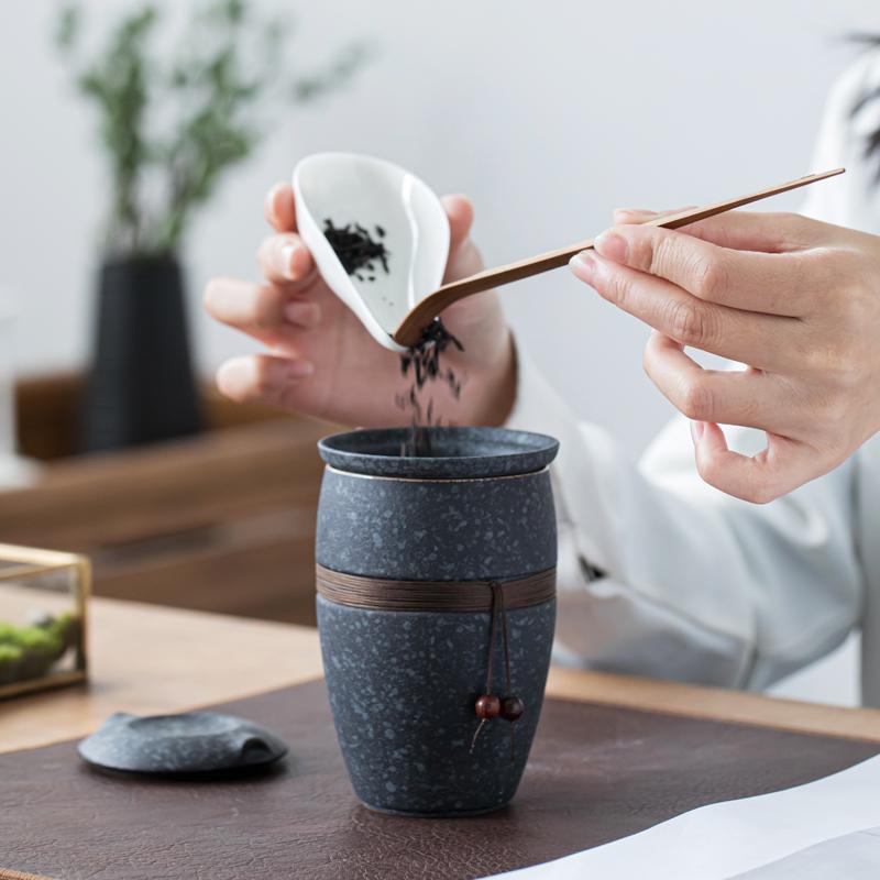 Japanischer Stil Tee-Trennung Aufbrühbecher Keramikkappe Kreativer Filter Tragbar Haushalts-Teetasse Wasserbecher