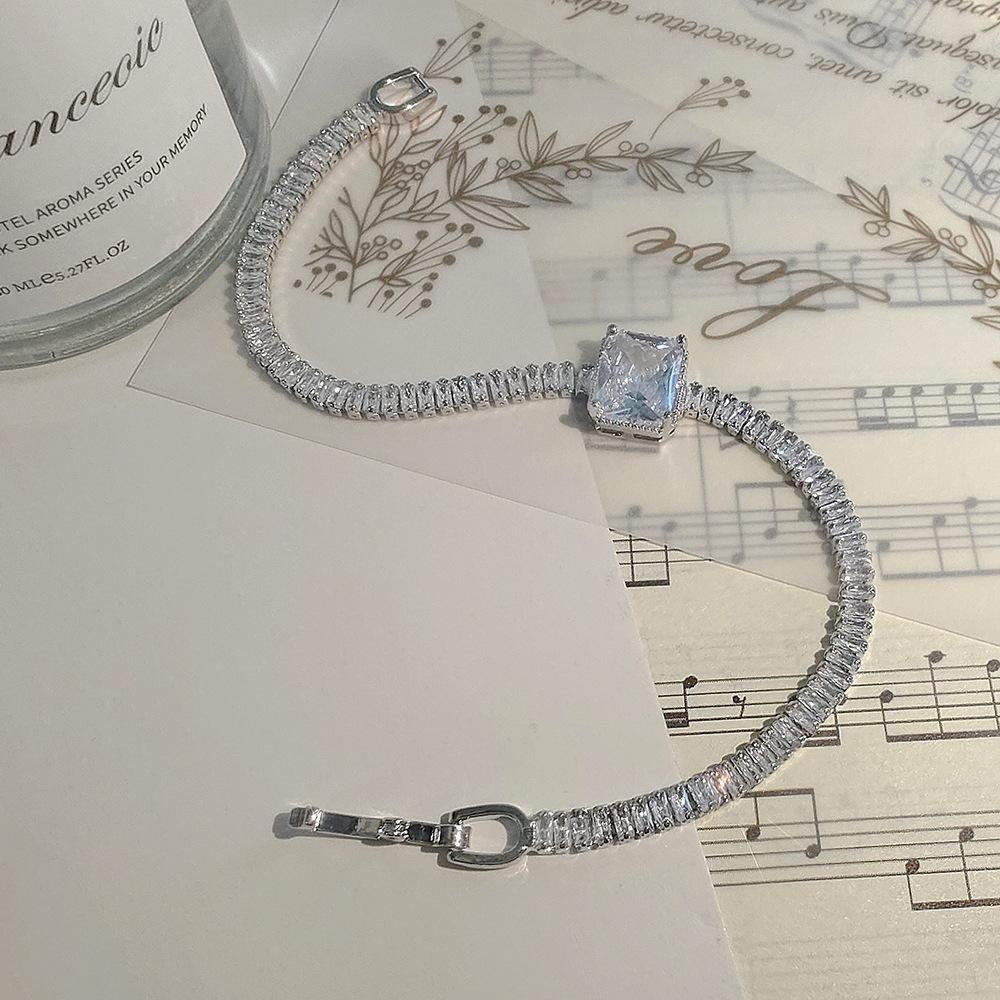 Sophisticated Square Zircon Bracelet: Elegant and Versatile for Daily Commutes or Banquets