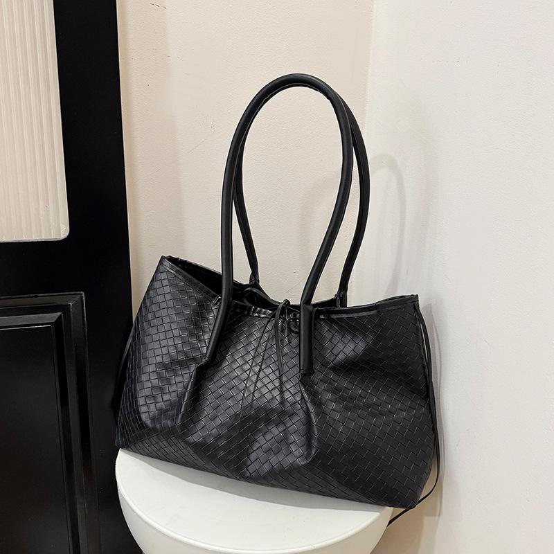 

Large capacity urban trend handbag daily travel versatile shoulder bag new simple and elegant bag women чорний