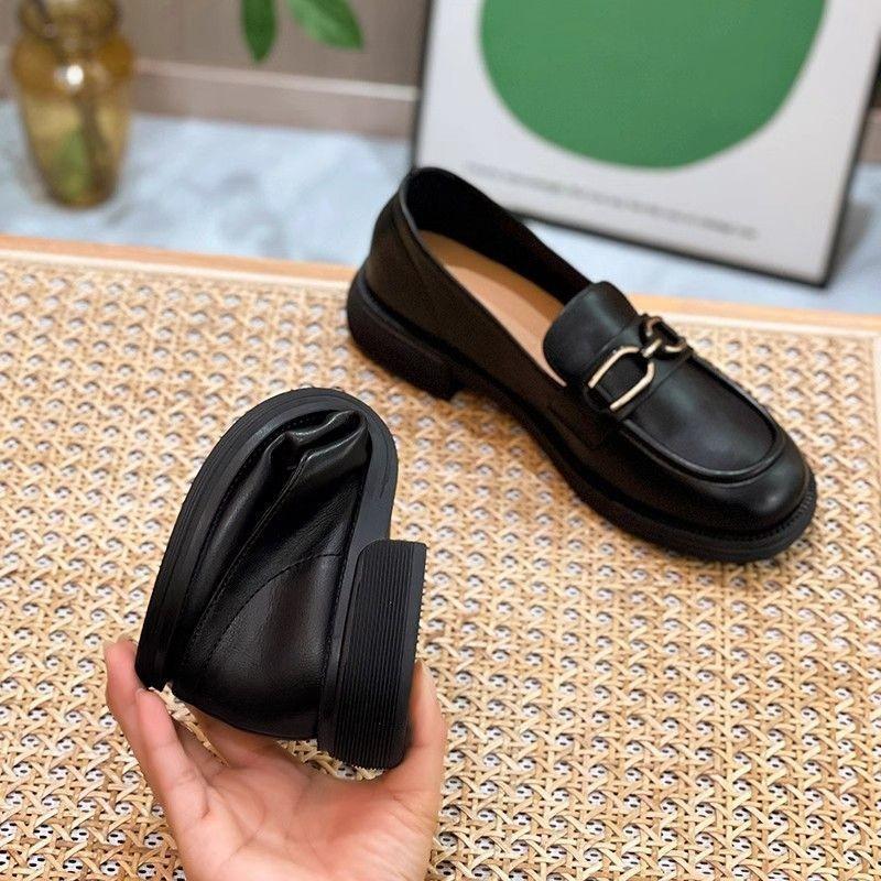Mocassini super morbidi da donna 2025 nuovi scarpe piccole in pelle britanniche primavera ed estate scarpe da donna a un pedale popolari scarpe singole con suola piatta