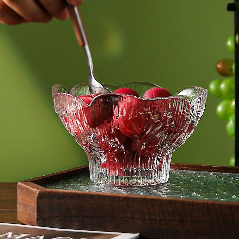 Szklana Miska na Owoce z Wytłaczanymi Płatkami - Elegancka Japońska Zastawa Stołowa na Desery i Sałatki