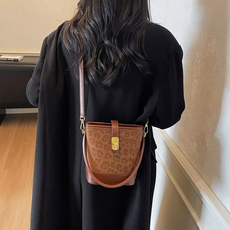 Premium sense retro bucket bag women's 2025 autumn commuter messenger bag trendy Maillard hand bag shoulder bag