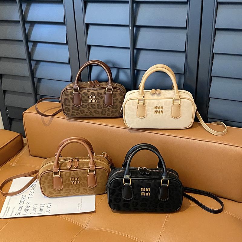 2025 new bowling bag women's versatile niche large-capacity Boston pillow bag leopard print portable messenger bag