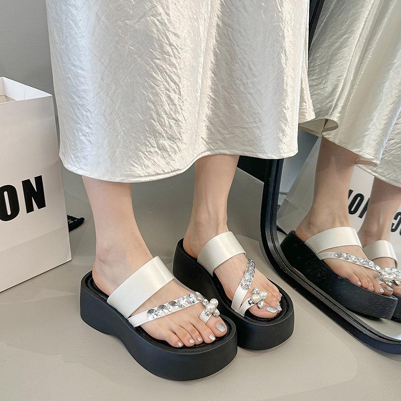 In the summer of 2025, the new thick-soled flip-flops wear rhinestones with skirts, and the small man increases the height of beach shoes. Women