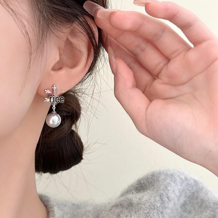 Autumn Winter Zircon Snowflake Grey Pearl Earrings - Exquisite High-End Studs for Women, Versatile and Fashionable Celebrity Ear Ornaments
