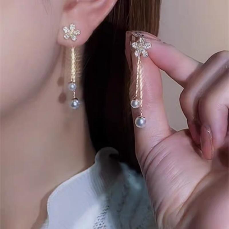 Orecchini Trendy con Nappa a Fiore di Perla Sintetica Design Unico Orecchini Pendenti a Fiore di Cristallo per Donne Gioielli da Festa Regalo