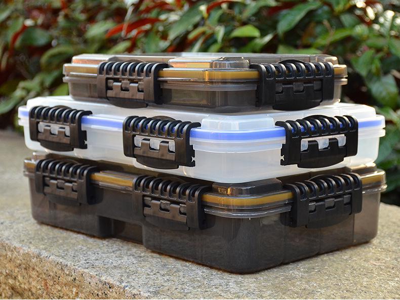 Wasserdichte Köderaufbewahrungsbox mit herausnehmbaren Trennwänden und großem Fassungsvermögen, gesichert mit Kombinationsschnallen für Angelzubehör.