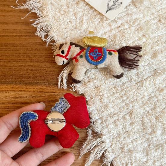 Broche Diseño de Muñeco de Caballo de Dibujos Animados Colorido Pin de Broche Suéteres Cuellos Sombreros Bolsos Abrigos Bufandas Accesorio Versátil