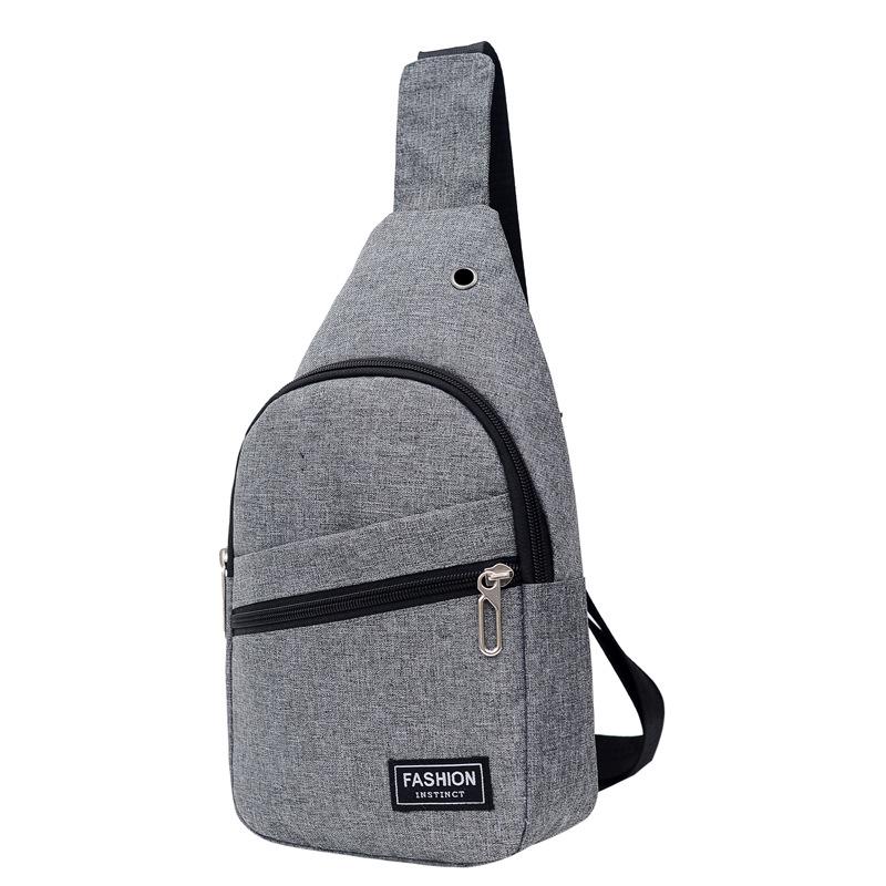 

Модная крутая спортивная сумка для отдыха перед сундуком серый