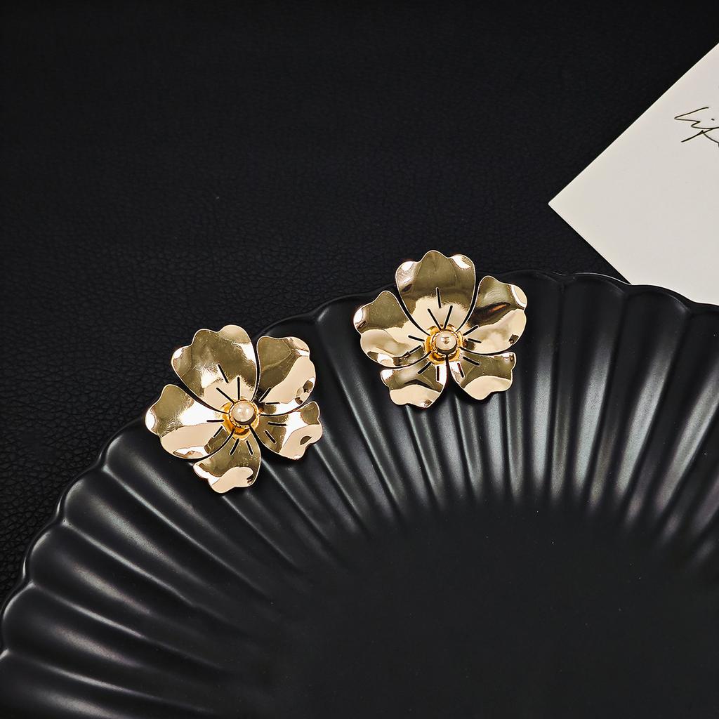 Gold Color Exaggerated Vintage Style Earrings Made of Metal Delicate Textured Leaf Geometric Irregular Earring Women Y2k Zircon