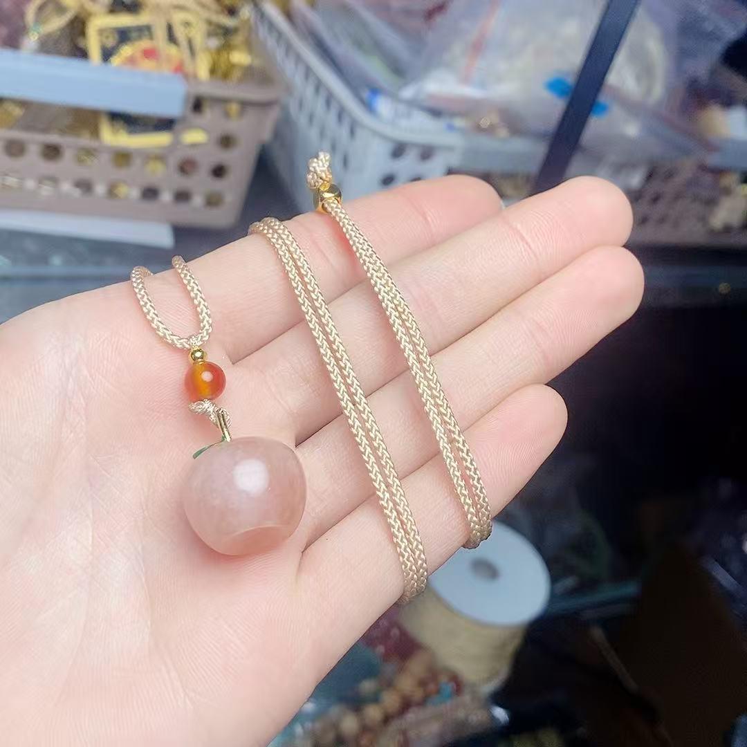 Золотая Шелковая Нефритовая Персиковая Цветок Яблоко Подвеска Ожерелье - Элегантный и Унисекс Дизайн