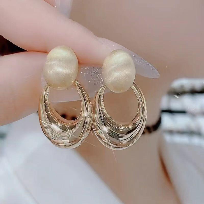 

Серьги-гвоздики с матовой вставкой, Женские, Преувеличенное чувство высокого класса, Большие серьги-кольца, Темпераментные, Личностные, Нишевые серьги, Ювелирные изделия золотой