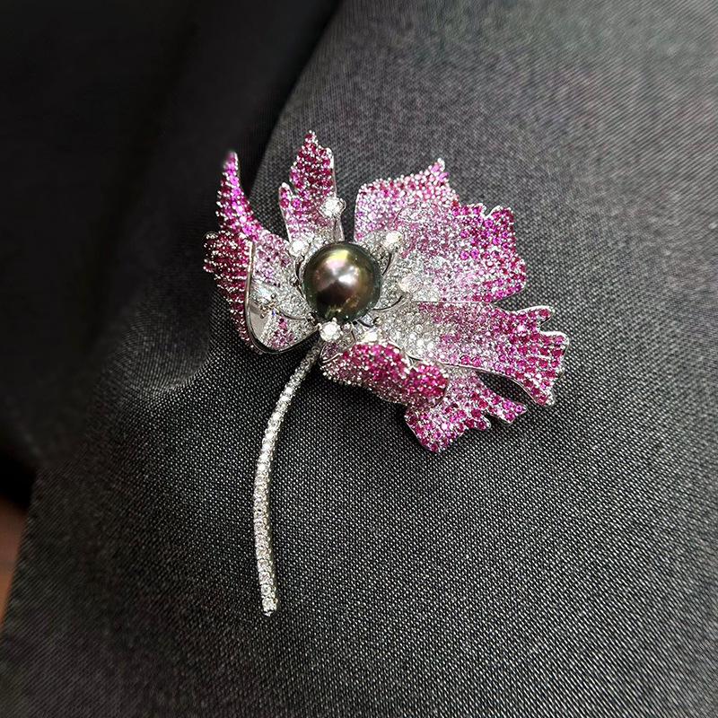 

Брошь «Лист гинкго» с градиентным цирконом, жемчугом и позолоченной медью