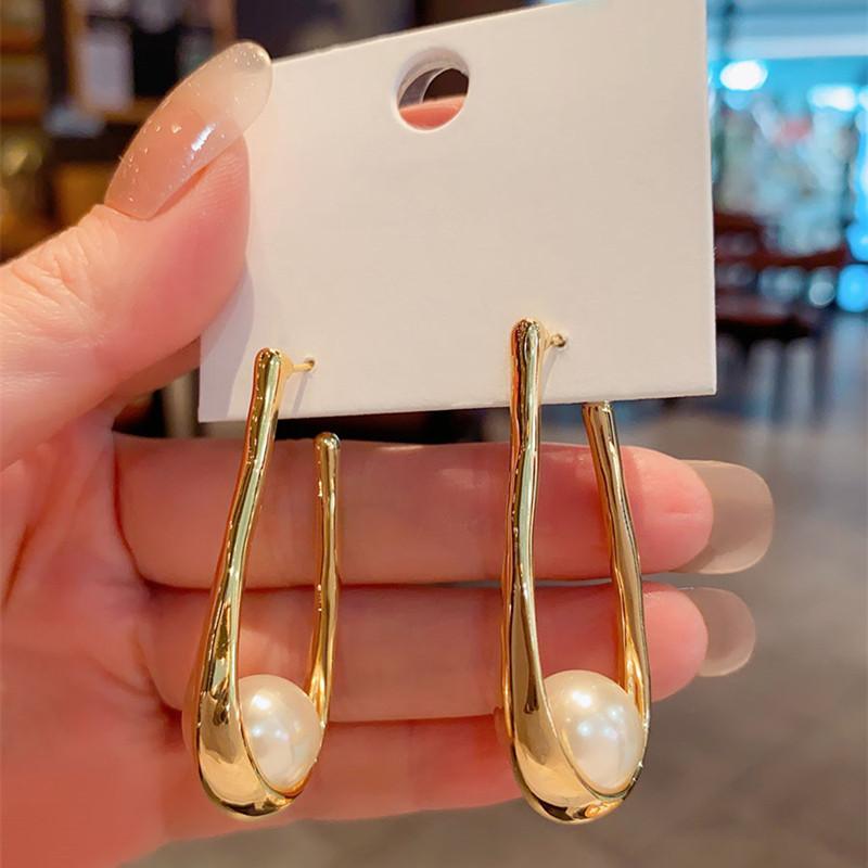 Luxury fashion Gold Color Unique Earrings Shell Pearl Hollow Drop Earrings Women Party Engagement Vintage Fashion Jewelry