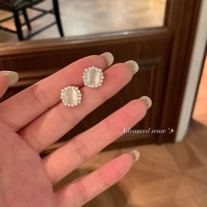 

Нежные сверкающие серьги-пусеты из циркония в форме кубика сахара с опалом и жемчугом для женщин. Изысканная доступная роскошь. Изящные серьги. Серьги-клипсы для ушей. Весна и лето. Pair of S925 tremella needle