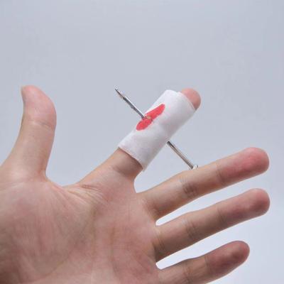 2Pcs Narr Spielzeug Blut Streich Magie Prop Witz Gefälschte Nagel Durch Finger Magie Lustige Gadgets Zaubertrick