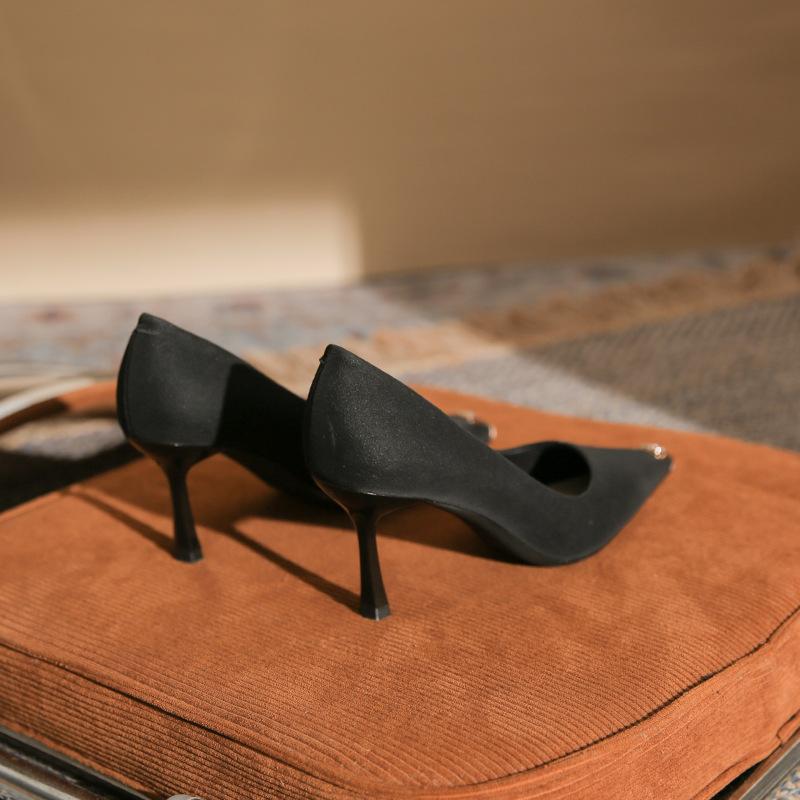 Fashion metal pointed high heels, women's thin heels, shallow mouth, simple style, versatile and can't drop the heels. C