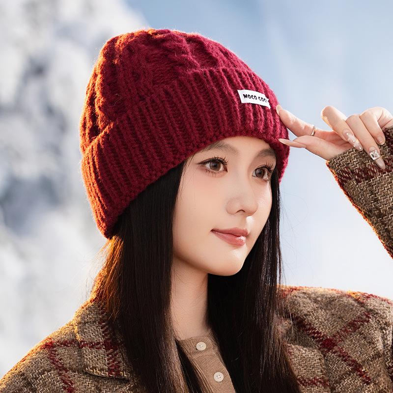 Korean-Style Versatile Loose Knit Beanie for Women - Windproof, Warm Ear Protection, Large Head Circumference, Slim-Face Design for Autumn and Winter.