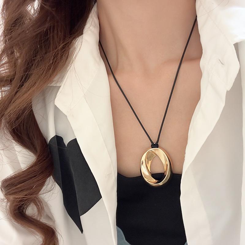 

Этническое колье-чокер из искусственной кожи с бисерной подвеской - Ретро стиль