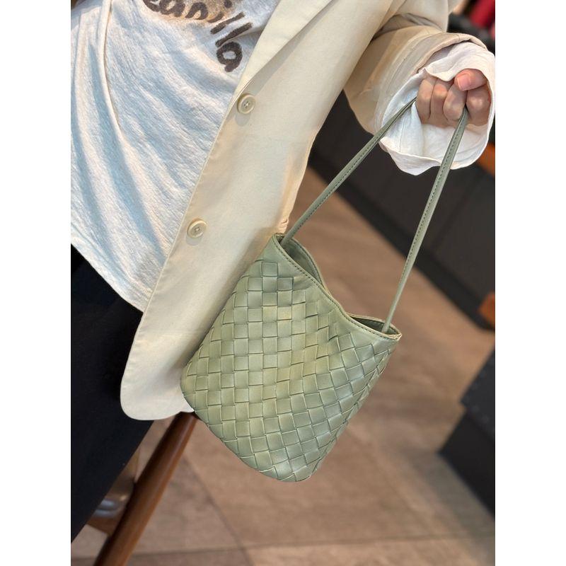 

2025 Summer New Arrival Goatskin Small Bag Women s Shoulder Messenger Bag Genuine Leather Women s Bag Work Clothing Woven Niche Bucket Bag