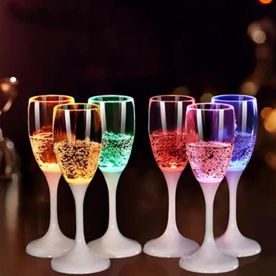 LED-Becher Automatisch blinkende Becher Mehrfarbige Leuchtbecher Weinbierbecher Whisky-Trinkbecher für Party Küche Weihnachtsdeko