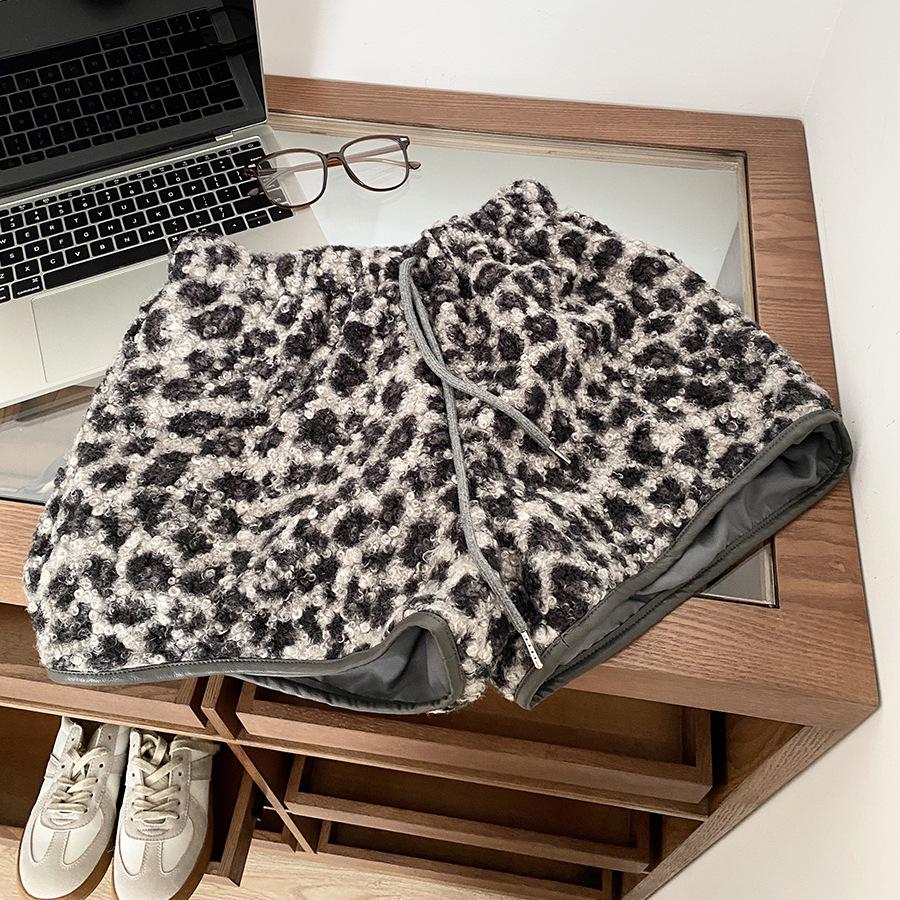 

Korean Leopard Print Wide-Leg Shorts for Women - Autumn/Winter Lambswool, Elastic Waist, Casual & Slimming M серый/леопардовый