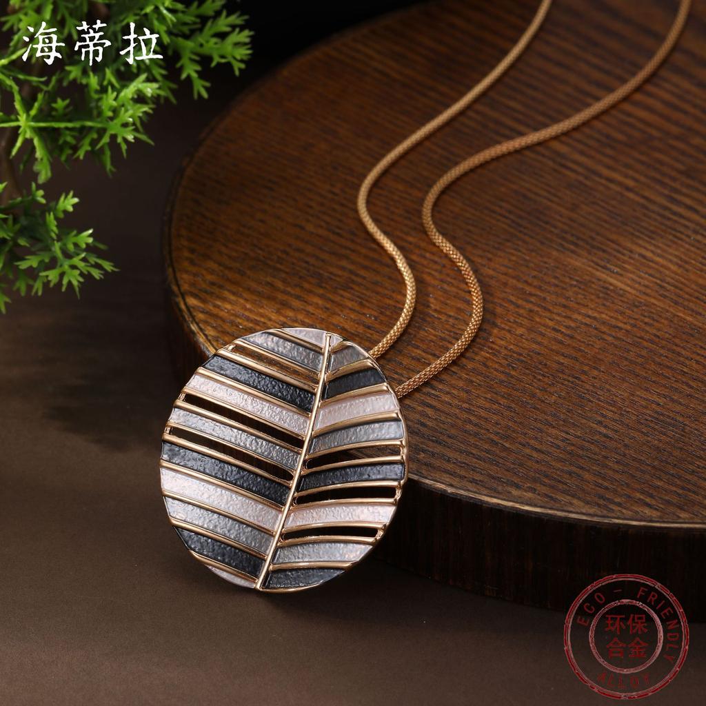 Nouvelle couleur émail creux rond géométrique feuille long pendentif personnalité femme collier long feuille ronde