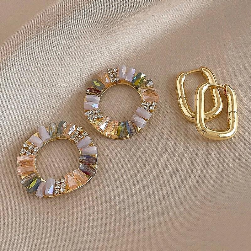 Retro diamond studded Zircon Circle Ear Buckle Earrings Ins, a Fashionable Pair of High-end Earrings for Women