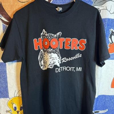 Vintage 90er HOOTERS Grafik Klassischer Stil Schwarz Unisex T-Shirt Nachdruck KH17506 Unisex T-Shirt