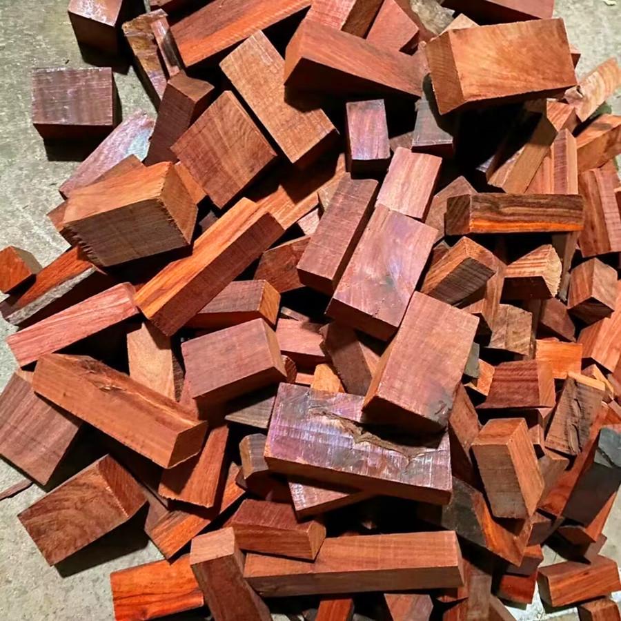 Šperk do vlasů z palisandru a červeného santalového dřeva Dřevěné odřezky pro výrobu korálků